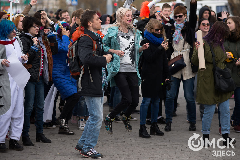Первомайская Омстрация (так назвали шествие организаторы Монстрации) прошла под лозунгом "Омск - город де Сад" и в сопровождении барабанов. Фото: Илья Петров