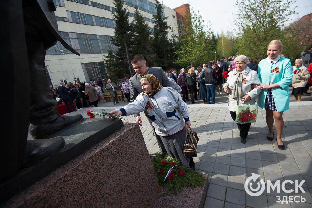 Омский радиозавод поздравил своих сотрудников и ветеранов с Днём радио и Днём Победы