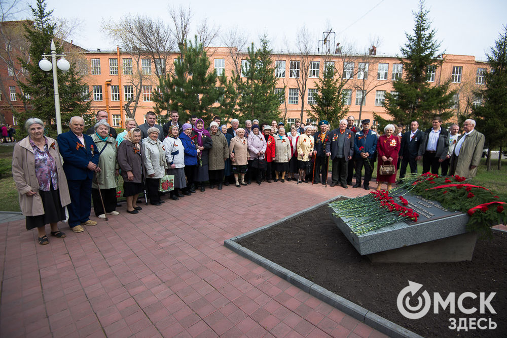Омский радиозавод поздравил своих сотрудников и ветеранов с Днём радио и Днём Победы