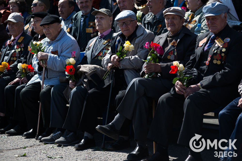 Со слезами на глазах: как в Омске встречают День Победы