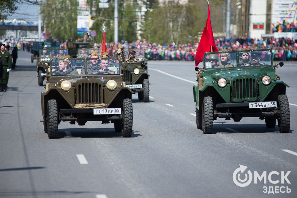 Со слезами на глазах: как в Омске встречают День Победы
