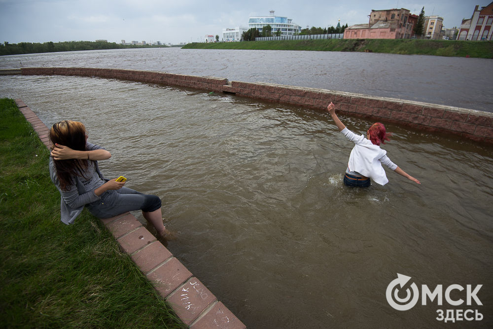 В границах Омска поднимается уровень Иртыша и Оми. Фото: Илья Петров