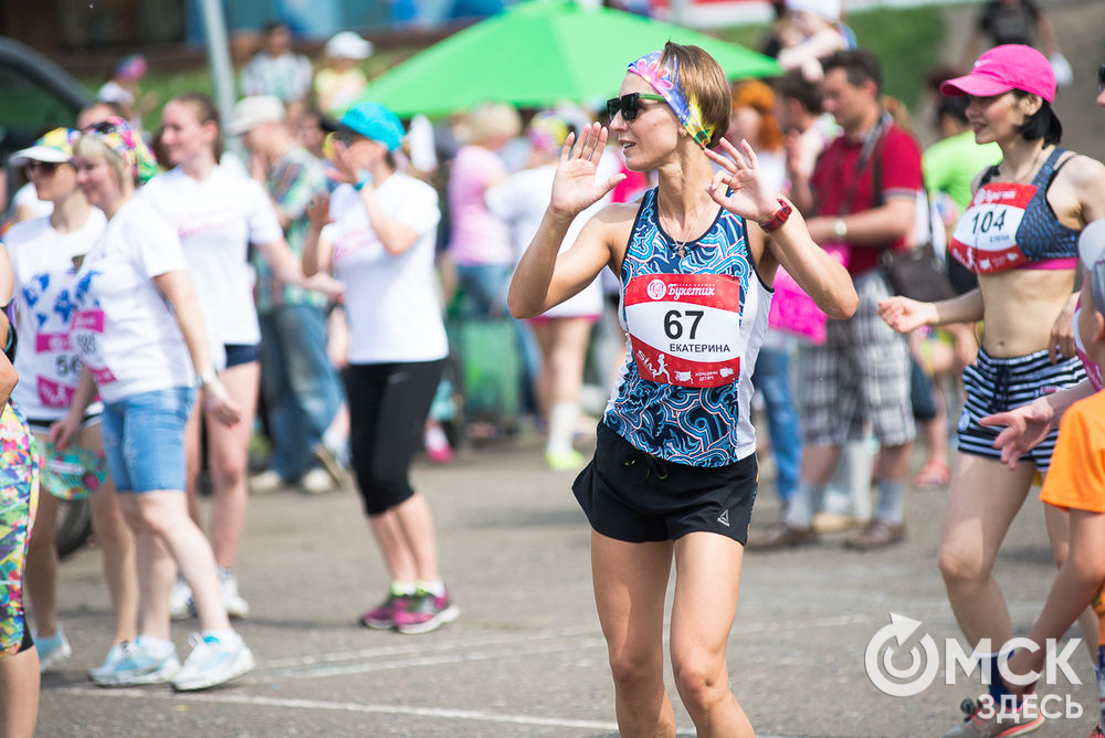 18 июня в Омске прошёл уже ставший традиционным "Цветочный забег", в котором принимают участие только женщины. Фото: Илья Петров