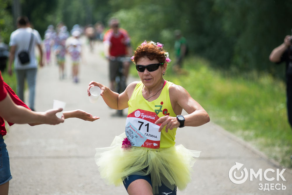 18 июня в Омске прошёл уже ставший традиционным "Цветочный забег", в котором принимают участие только женщины. Фото: Илья Петров