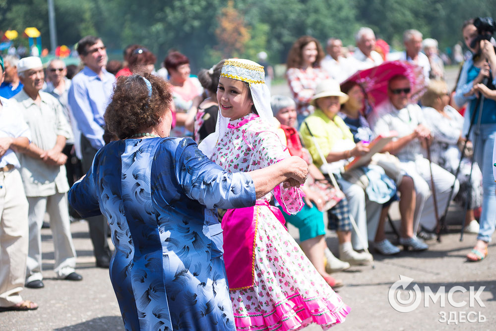 Омские татары встретили "Сабантуй" битвой на бревне, угощали гостей национальными блюдами и выбрали главного батыра. Фото: Илья Петров