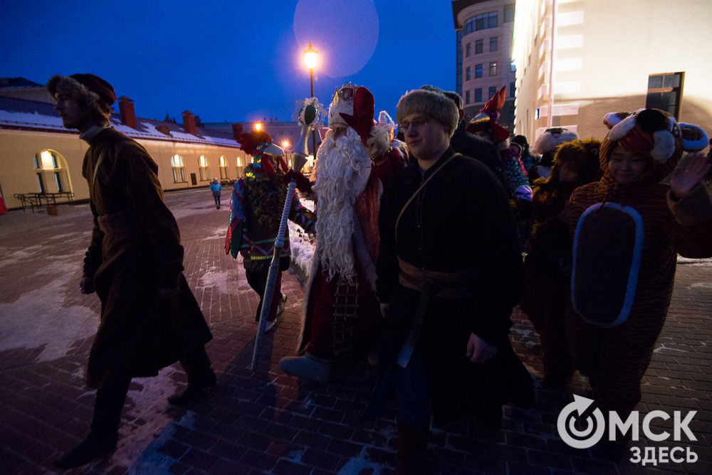 Главный зимний волшебник провел праздничную программу в историческом центре Омска. Фото: Илья Петров