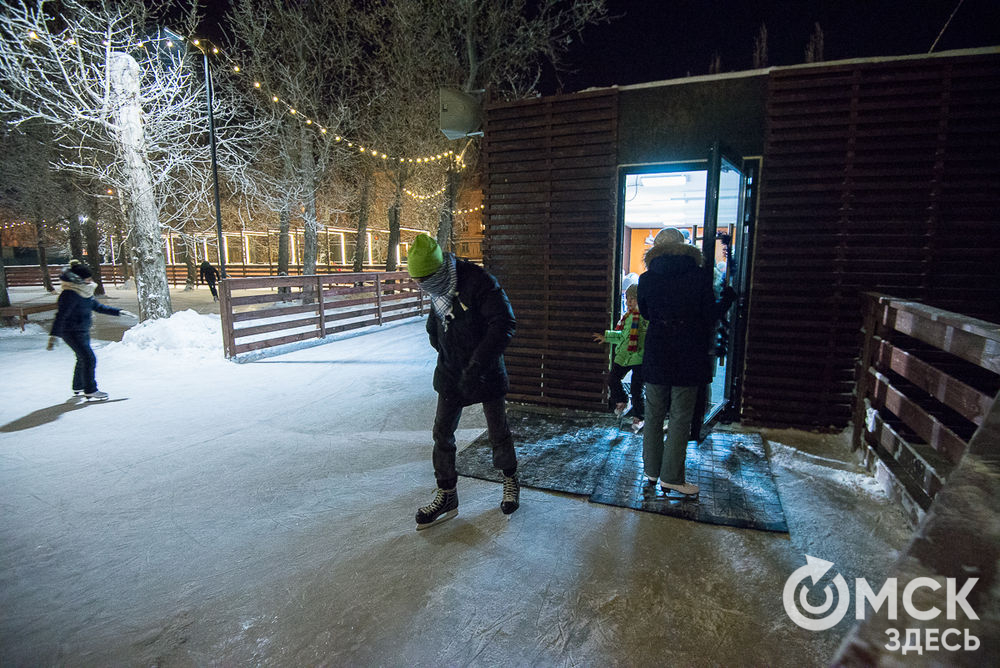 В парке им. 30-летия ВЛКСМ начал работать каток, залитый прямо на аллеях. Фото: Илья Петров. Подробности читайте в нашем материале .