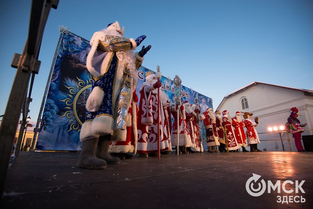 Крупные городские праздники в честь Нового года открылись с парада новогодних волшебников. Фото: Илья Петров. Подробности читайте в нашем материале .