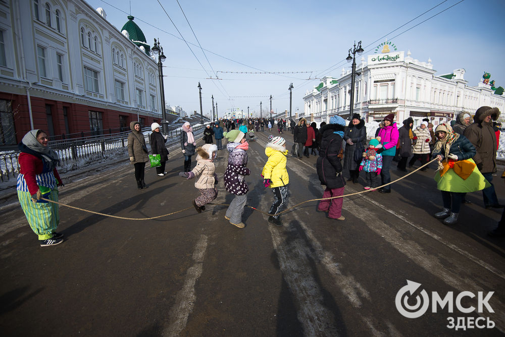 Масленичные гуляния прошли в Омске 18 февраля во всех городских парках и на Любинском проспекте. Фото: Илья Петров