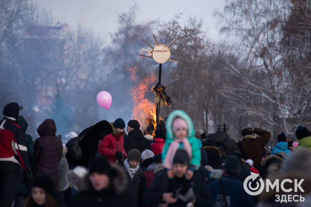 Масленичные гуляния прошли в Омске 18 февраля во всех городских парках и на Любинском проспекте. Фото: Илья Петров