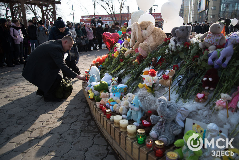Омичи в сквере Дружбы народов почтили память жертв кемеровской трагедии. Фото: Илья Петров.