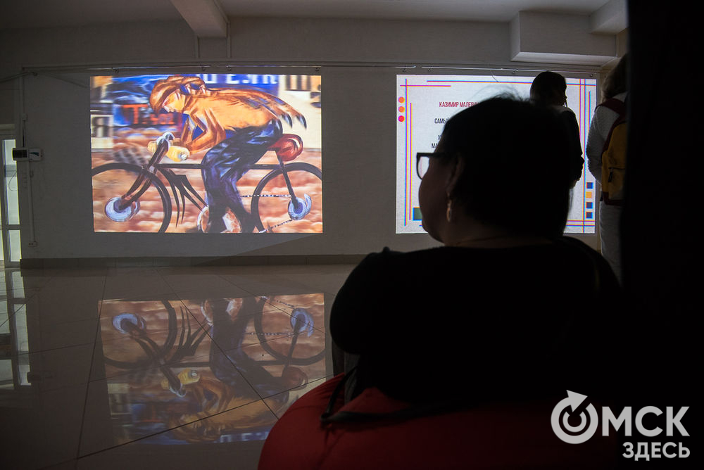 1 мая в Технологическом музее ОмГТУ открылась мультимедийная галерея "Авангард. Космос". 2-5 мая она будет работать с 12 до 16 часов. Вход свободный. Фото: Илья Петров
