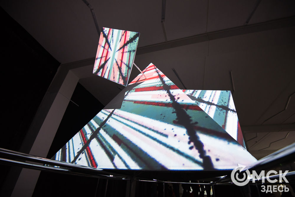 1 мая в Технологическом музее ОмГТУ открылась мультимедийная галерея "Авангард. Космос". 2-5 мая она будет работать с 12 до 16 часов. Вход свободный. Фото: Илья Петров