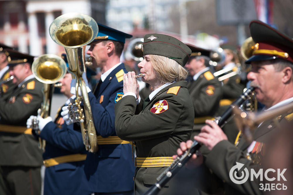 9 Мая в Омске отметили День Победы. В параде на Соборной площади участвовали ветераны, больше 1000 военных, боевая техника.