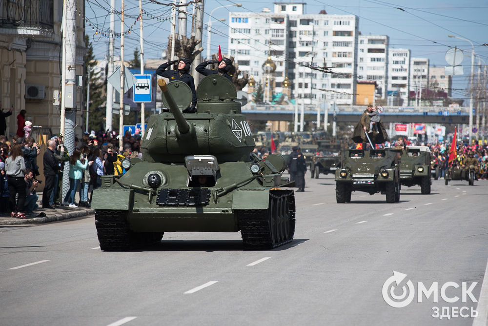 9 Мая в Омске отметили День Победы. В параде на Соборной площади участвовали ветераны, больше 1000 военных, боевая техника.