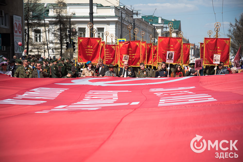 Бессмертный полк-2018 собрал около 60 тысяч омичей, пришедших почтить память победителей Великой Отечественной войны