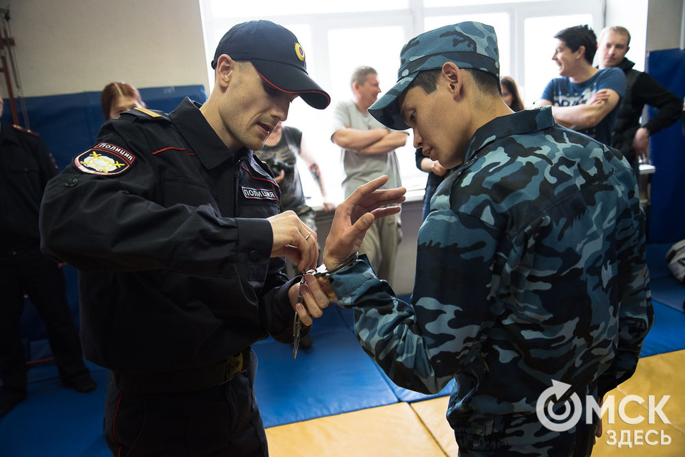 Омские полицейские провели акцию "Журналист меняет профессию"