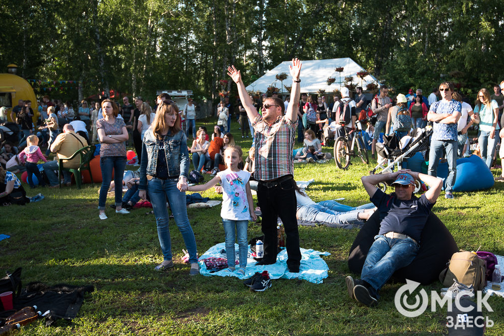 Омичи отдохнули на общегородском пикнике в парке на Королева. Подробности здесь . Фото: Илья Петров.