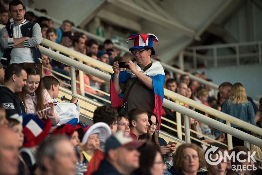 Омичи собрались на стадионе "Красная звезда", чтобы оценить игру сборной России. Наши футболисты всухую проиграли команде из Уругвая.