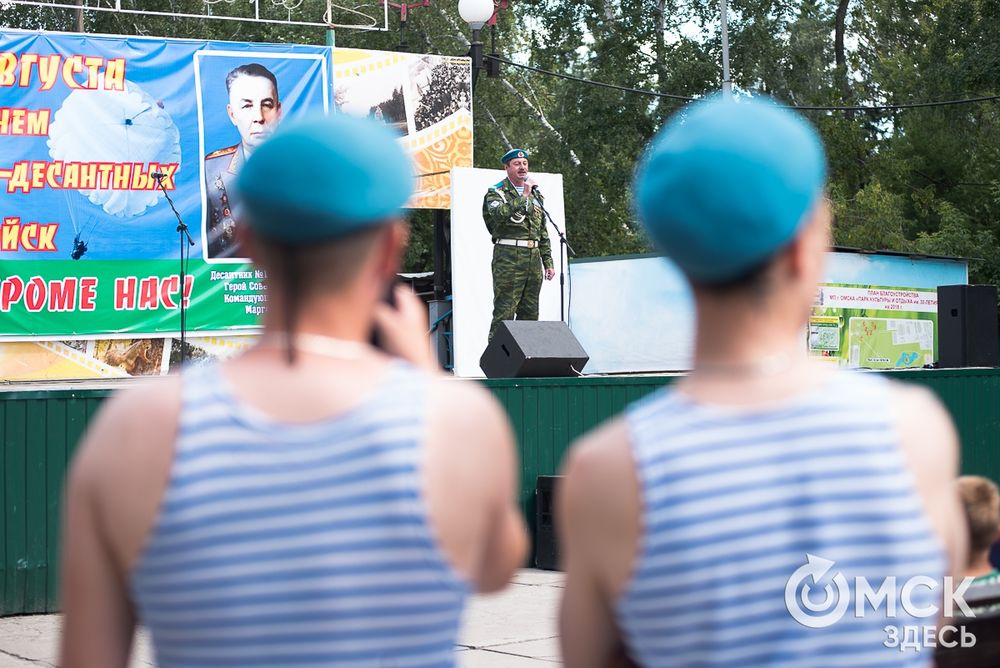 2 августа Омск утопал в синеве. Город встречал День воздушно-десантных войск. Фото: Илья Петров.