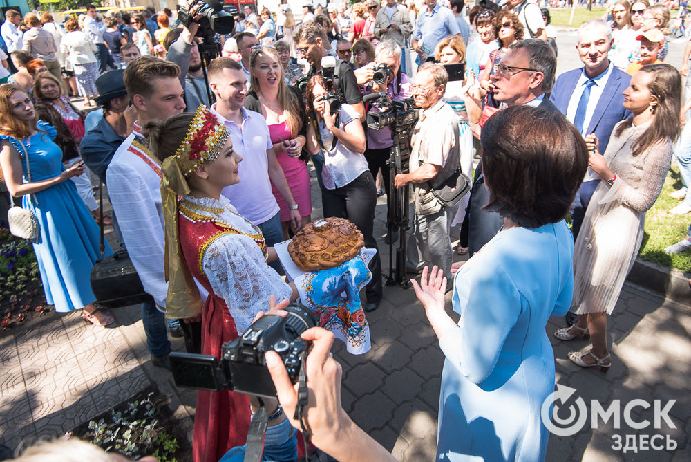 Белые и бурые медведи, танцы и песни, цветы и овощи - в Омске открылась "Флора-2018"