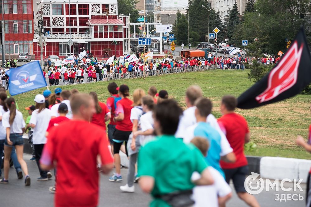 Марафон в Омске собрал тысячи участников. Фото: Илья Петров