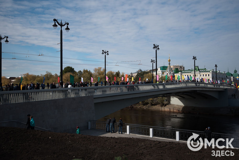 В Омске 3 октября после капитального ремонта открыли Юбилейный мост через реку Омь. Подробности здесь . Фото: Илья Петров