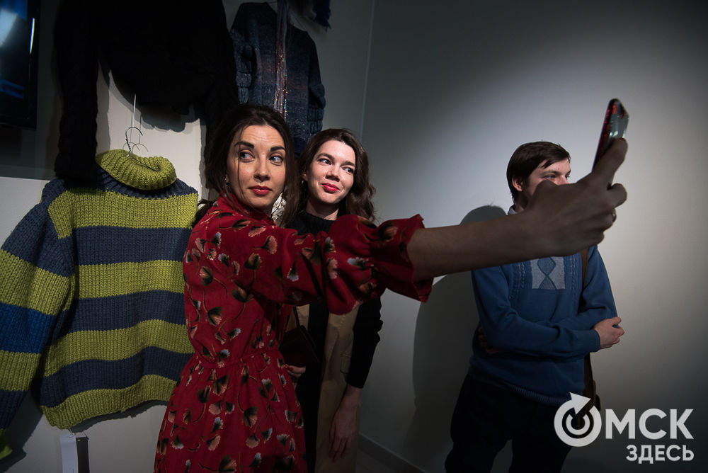 С 12 декабря по 20 января в городском музее "Искусство Омска" будет работать выставка необычных свитеров "Господин С" (0+). Фото: Илья Петров