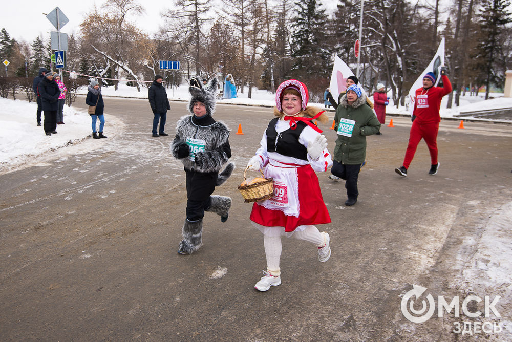 7 января в центре Омска прошёл 28-ой Рождественский полумарафон. Его участниками стали более тысячи человек из 15 стран мира. Фото: Илья Петров