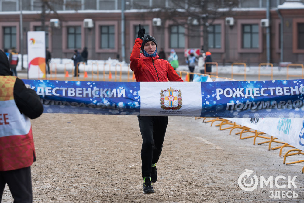 7 января в центре Омска прошёл 28-ой Рождественский полумарафон. Его участниками стали более тысячи человек из 15 стран мира. Фото: Илья Петров