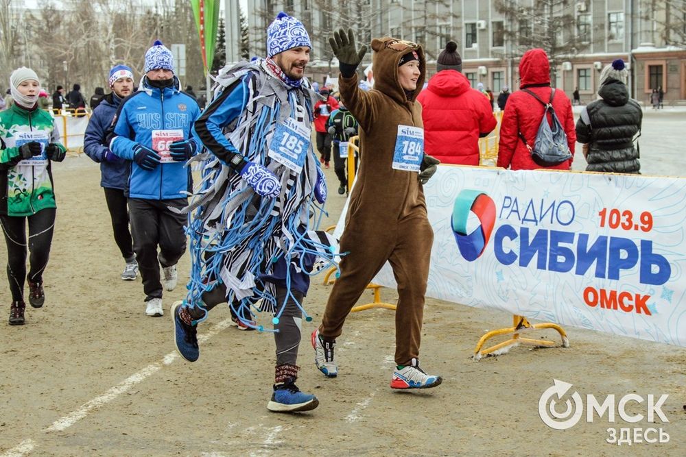 Многие участники Рождественского полумарафона в Омске решили преодолеть дистанцию в необычных костюмах. Фото: Илья Петров, Екатерина Харламова.