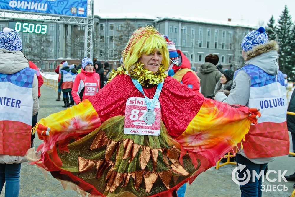 Многие участники Рождественского полумарафона в Омске решили преодолеть дистанцию в необычных костюмах. Фото: Илья Петров, Екатерина Харламова.