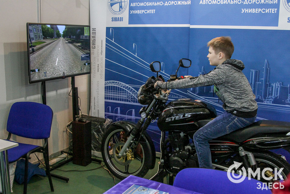 В Омске открылся Сибирский молодёжный робототехнический фестиваль. Фото: Екатерина Харламова