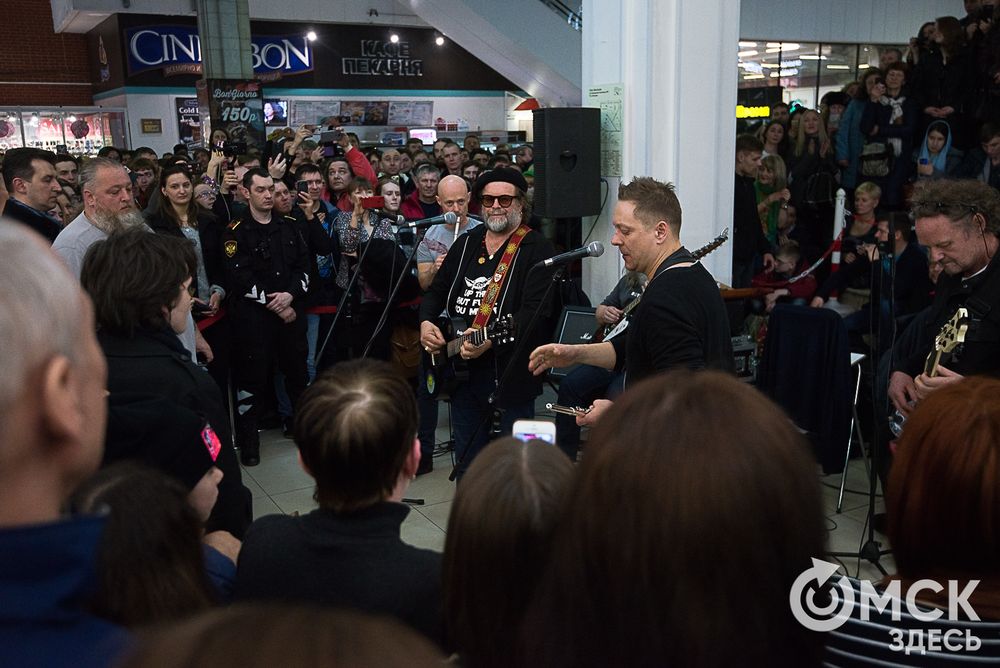Борис Гребенщиков дал бесплатный концерт в омском торговом центре