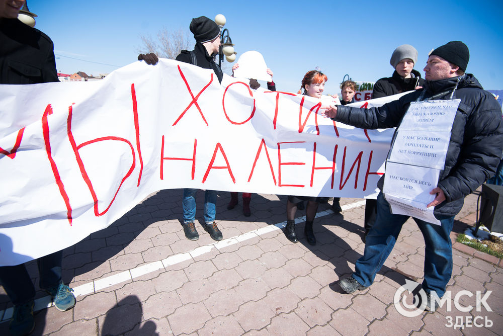 1 мая в центре Омска прошла юбилейная Монстрация. Фото: Илья Петров