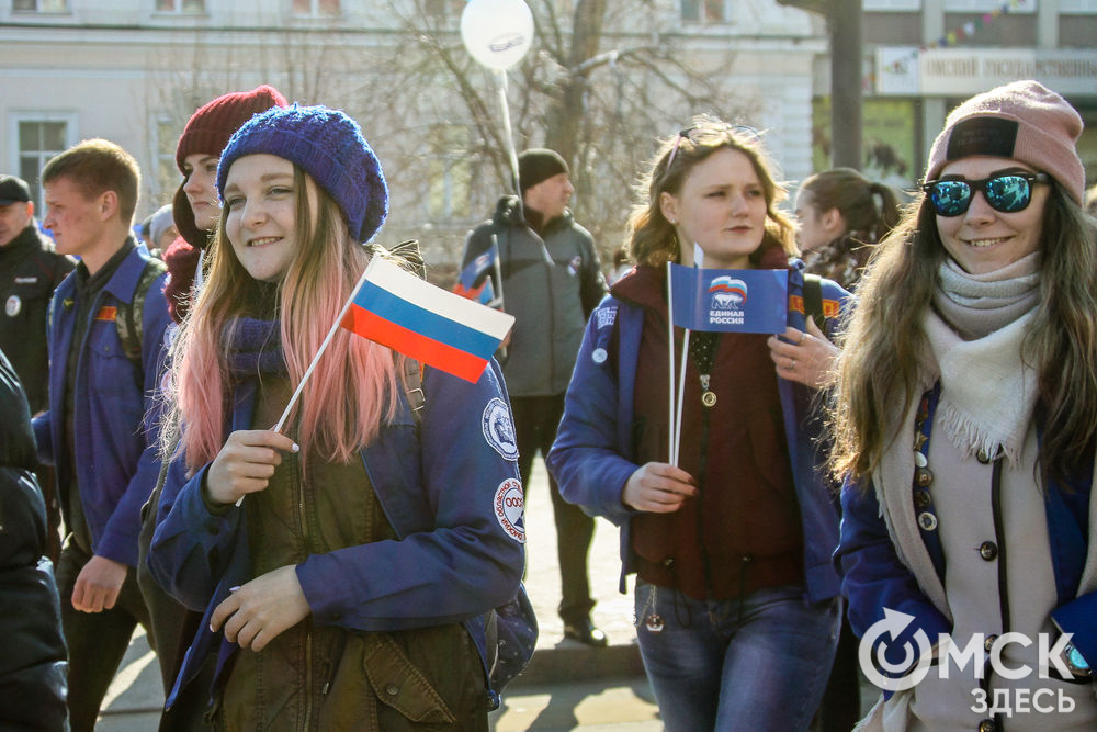 Несколько тысяч омичей прошли в праздничной колонне от Омского краеведческого музея до Соборной площади. Фото: Екатерина Харламова
