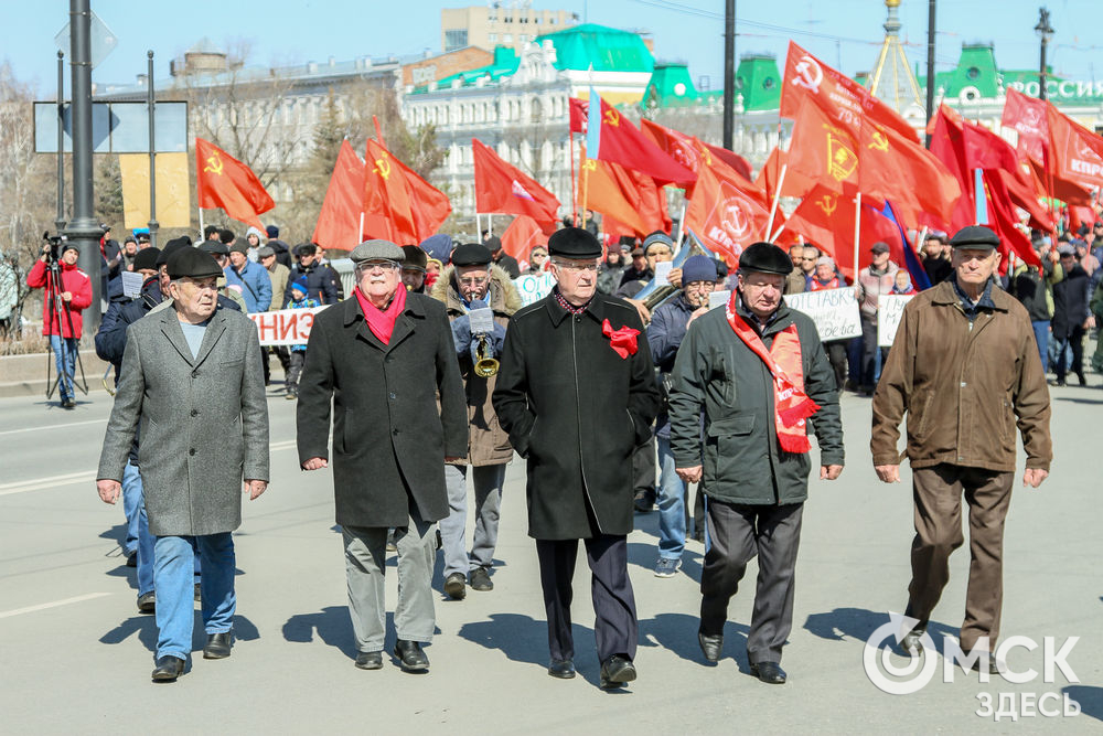 1 мая омские коммунисты и их сторонники провели традиционное шествие и митинг на площади Ленина. Фото: Екатерина Харламова