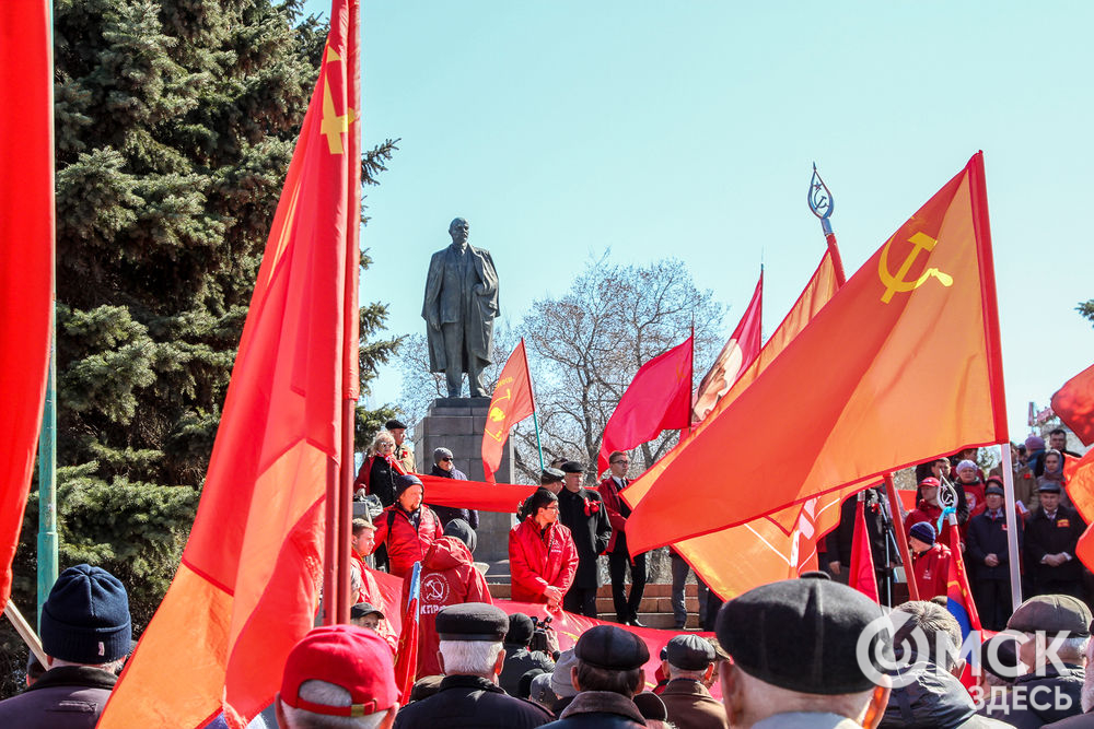 1 мая омские коммунисты и их сторонники провели традиционное шествие и митинг на площади Ленина. Фото: Екатерина Харламова
