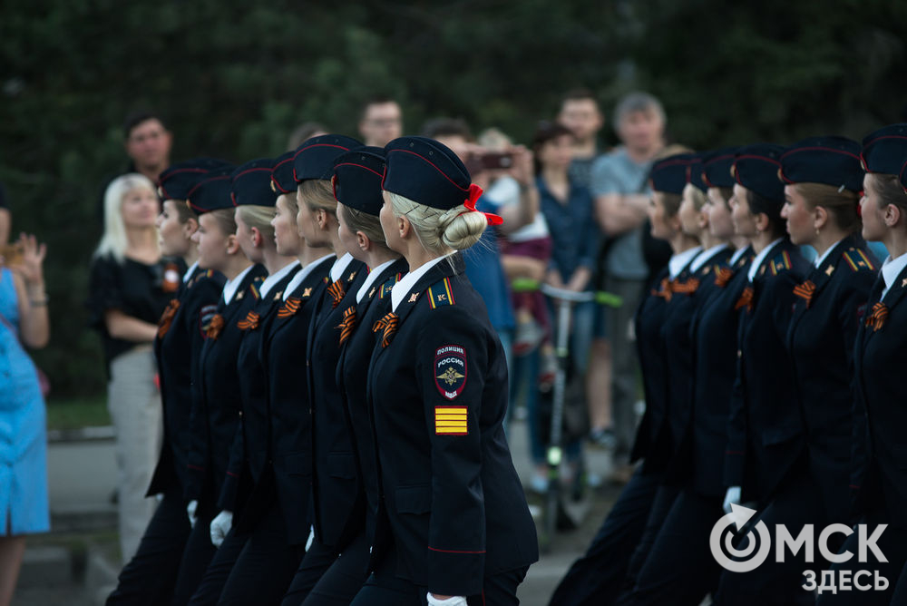 Вечером 7 мая в Омске прошла репетиция торжественного построения войск Омского гарнизона. Фото: Илья Петров