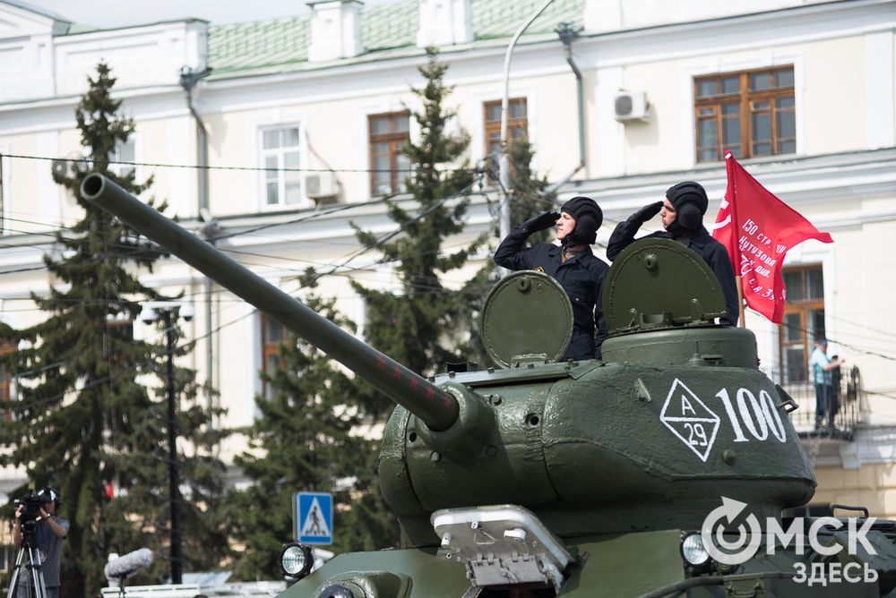 На Соборной площади Омска прошёл торжественный парад, посвящённый 74-ой годовщине Победы в Великой Отечественной войне. Фото: Илья Петров