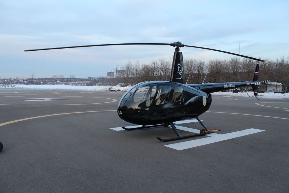 Можно немного добавить и купить вертолёт Robinson за 21 000 000 руб. Фото: heliport-moscow.ru