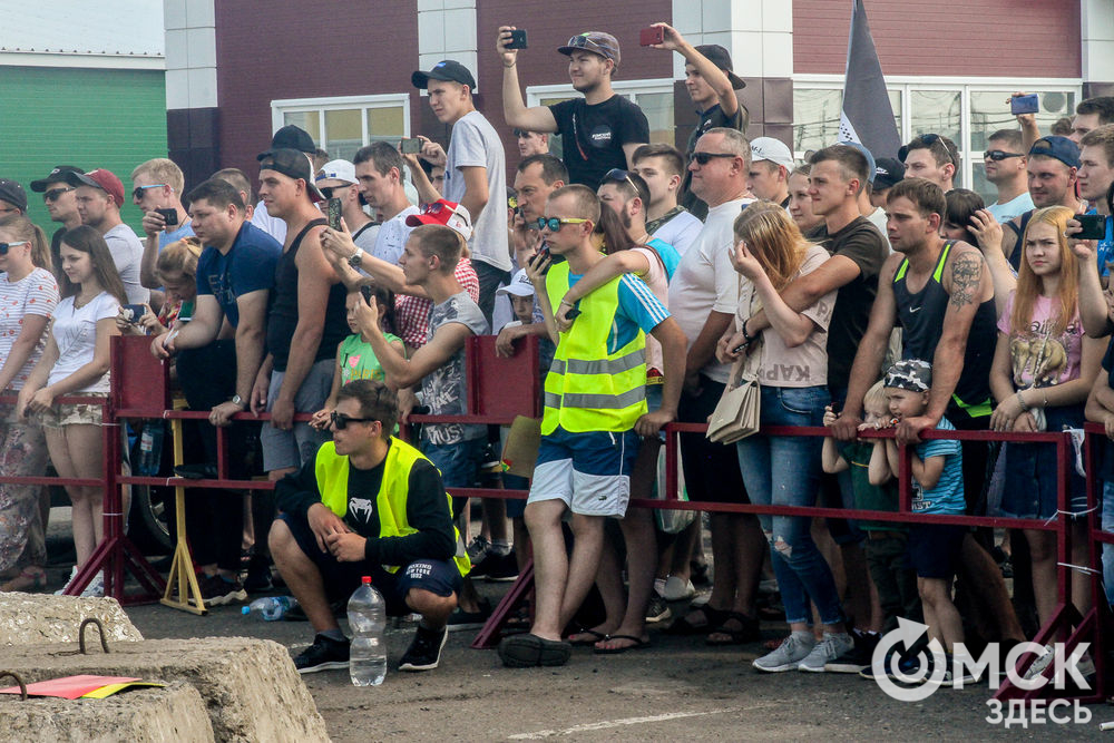 11 августа в Омске прошёл масштабный автофестиваль, на котором собрались тысячи людей. Фото: Екатерина Харламова