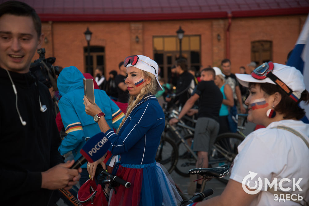 В Омске прошёл "Ночной велопробег" в честь Дня государственного флага России. Крутить педали на закате солнца стало уже традицией для омичей. Они приходят на него семьям и проезжают вместе 7 км. Фото: Илья Петров