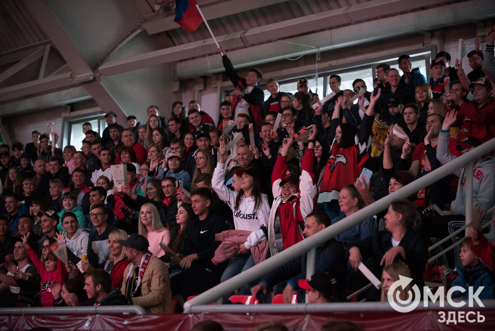 Сотни омичей пришли поддержать "Авангард" в спорткомплекс "Красная звезда", где проходила трансляция первой игры клуба в этом сезоне. Фото: Илья Петров