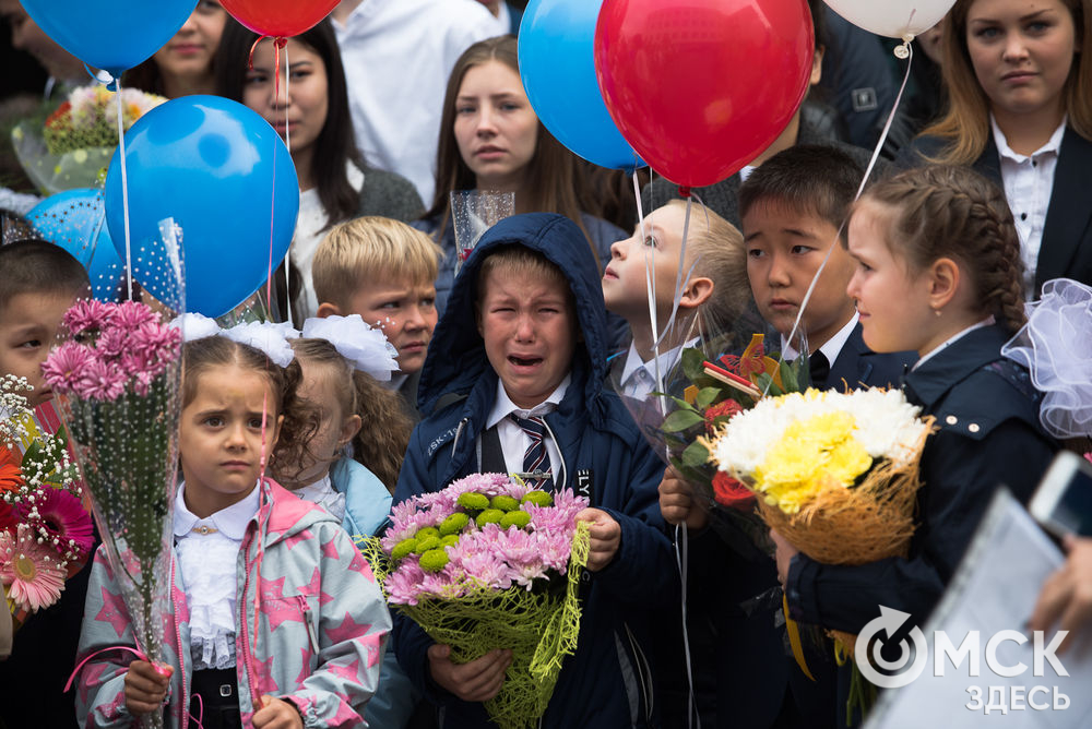 В омских школах прошли торжественные линейки, посвящённые Дню знаний. Фото: Илья Петров