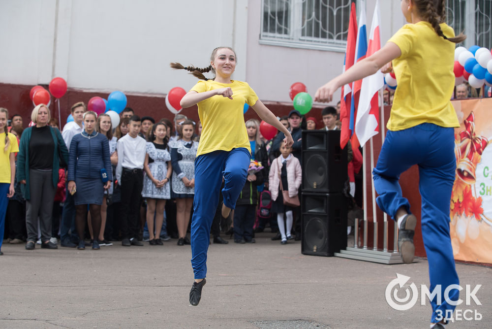 В омских школах прошли торжественные линейки, посвящённые Дню знаний. Фото: Илья Петров