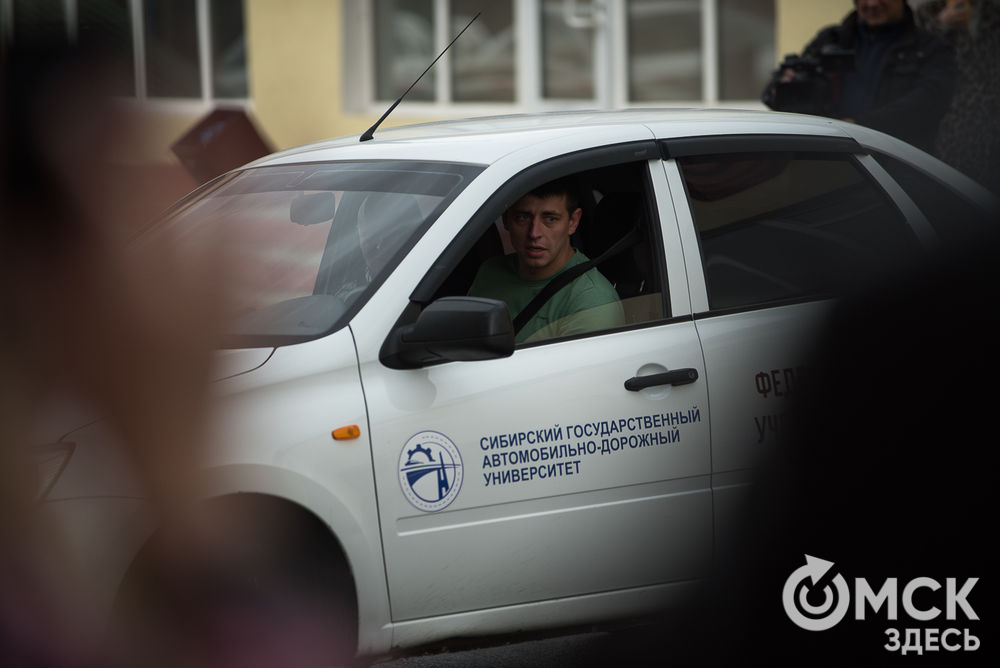 25 октября юные омичи состязались в фигурном вождении автомобиля и проверяли свои знания ПДД. Подробности читайте здесь . Фото: Илья Петров