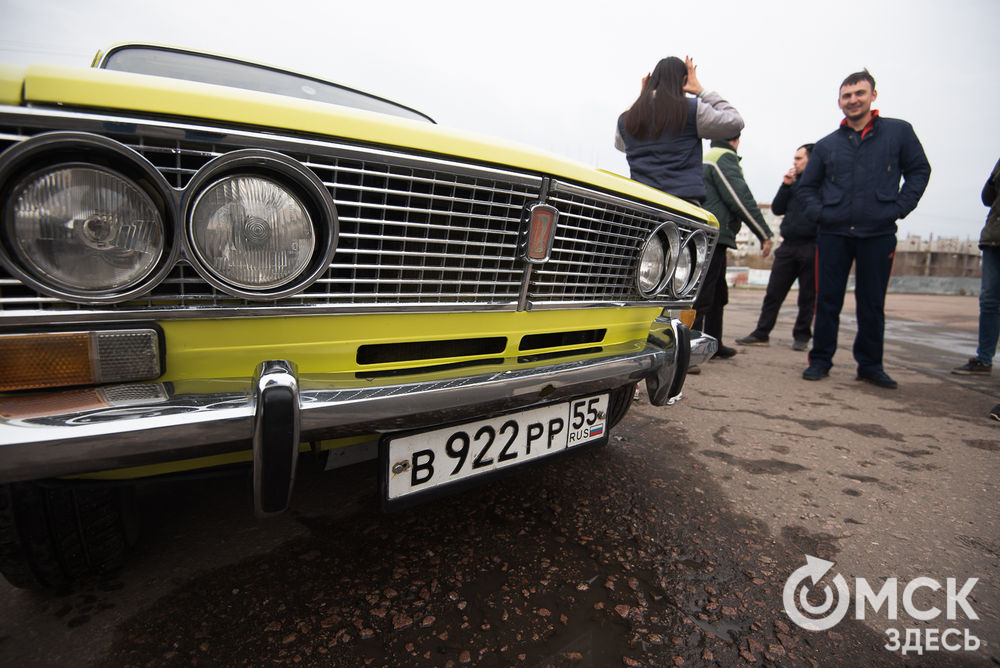 27 октября у СКК им. В. Блинова прошла встреча клуба Classic Cars Omsk, посвящённая Дню автомобилиста. Фото: Илья Петров.