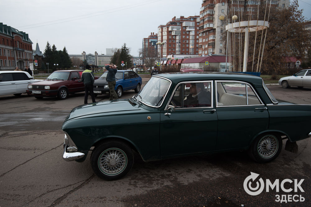 27 октября у СКК им. В. Блинова прошла встреча клуба Classic Cars Omsk, посвящённая Дню автомобилиста. Фото: Илья Петров.
