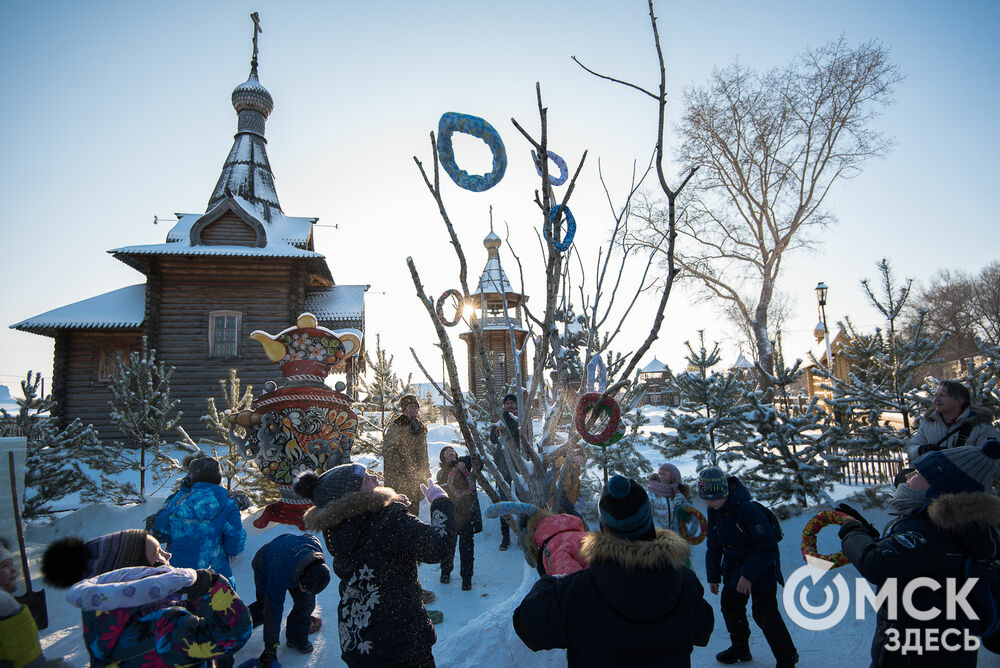 С 15 декабря по 31 января в музее-заповеднике "Старина Сибирская" работает сказочная усадьба Деда Мороза (0+). Фото: Илья Петров